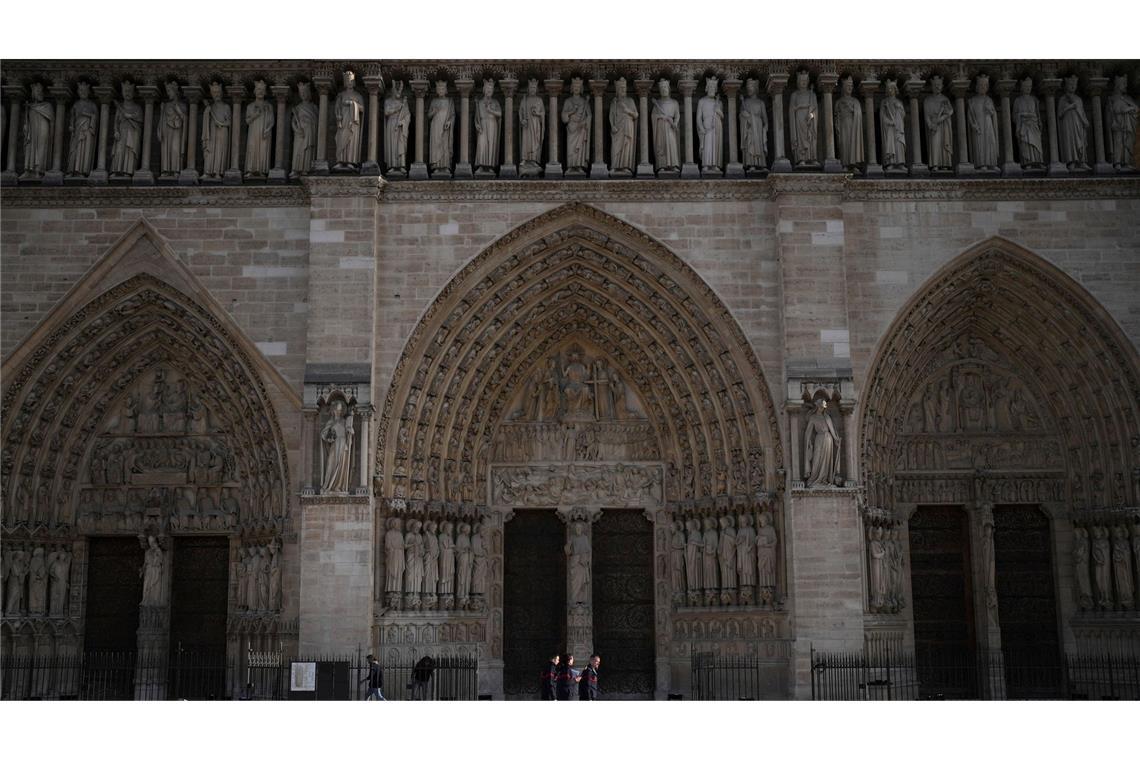 Ukraine-Gespräche in Paris: Trump zurück auf Weltbühne Anlass für Trumps erste Auslandsreise ist die feierliche Wiedereröffnung der Notre-Dame-Kathedrale.