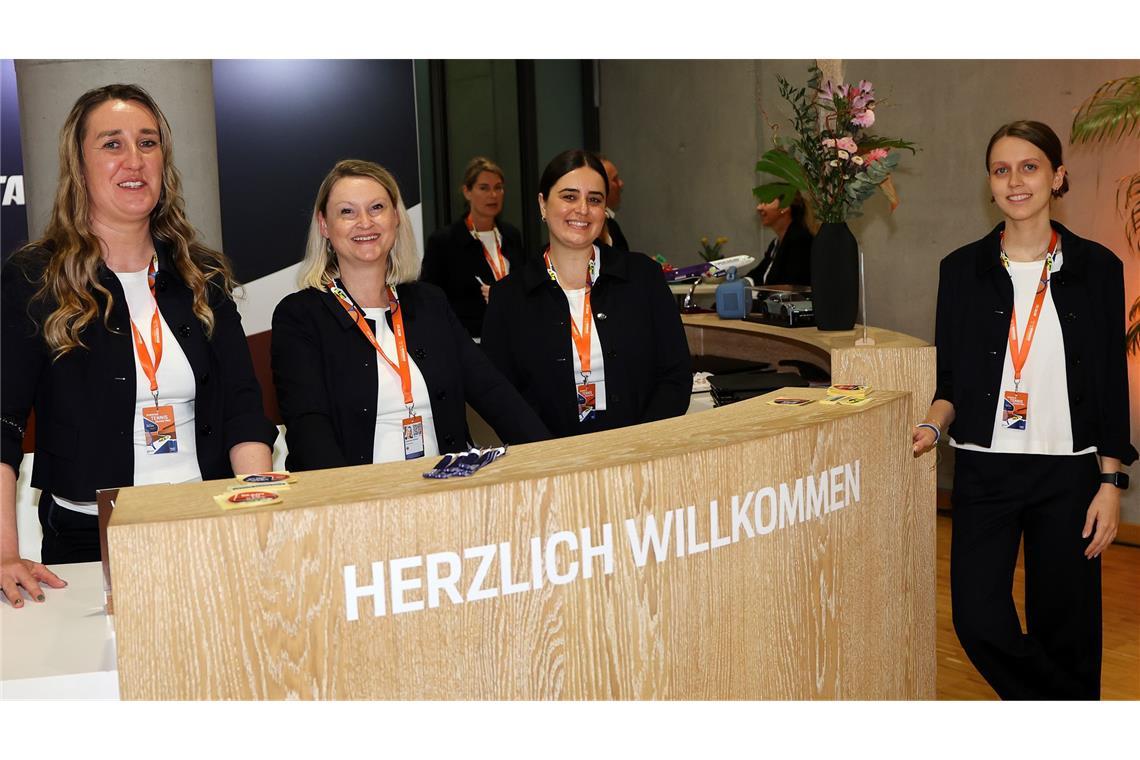 Abseits des Courts – die stillen Stars des Turniers Ann-Kathrin Mattern (im Bild links) kümmert sich darum, den gut betuchten Zuschauern den bestmöglichen Start in das Turnier zu ermöglichen. Die juristische Sachbearbeiterin arbeitet nebenberuflich als Empfangskraft am Eingang des VIP-Bereichs. Hier essen auch die Spielerinnen, sowie diverse Gäste des Turniersponsors. Unweit des leckeren Buffets lassen sich auch gute Gespräche führen – abseits des Trubels in der Arena. „Die Gäste kommen hier rein und können alles andere vergessen.“ Ann-Kathrin Mattern kümmert sich um den Check-in der Gäste und steht bei etwaigen Rückfragen zur Verfügung. Daher schreckt die 36-Jährige auch nicht vor langen Arbeitstagen zurück. „Das mache ich sehr gerne. Tennis hat für mich einfach etwas Verbindendes.“
