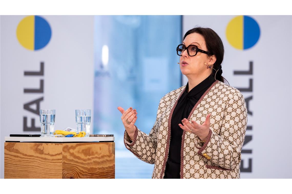 Anna Borg spricht am Hamburger Vattenfall-Standort zu Mitarbeitern.