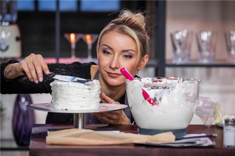Anna-Carina Woitschack arbeitet an ihrer 3D-Torte.