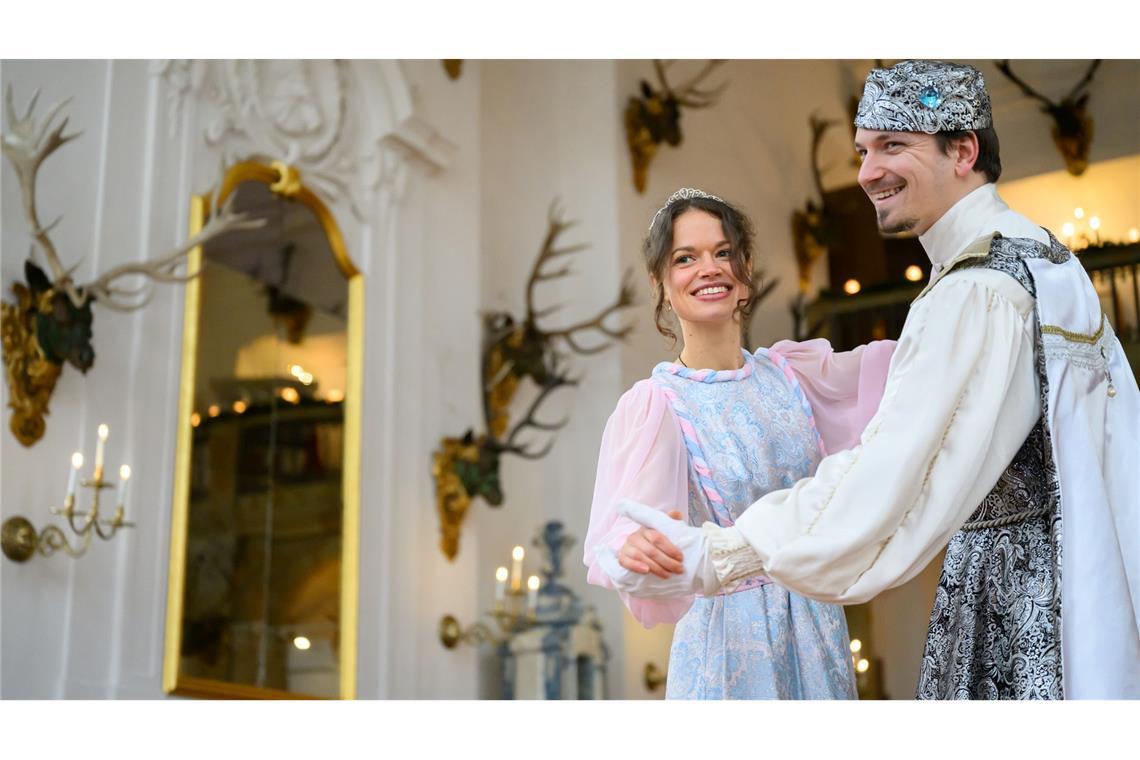 Anna Gregor als Aschenbrödel und Felix Hauke als Prinz tanzen im Festsaal von Schloss Moritzburg, dem einstigen Jagdschloss der Wettiner, vor der Eröffnung der traditionellen Winterausstellung "Drei Haselnüsse für Aschenbrödel" zum gleichnamigen Kultfilm. Die Präsentation macht bis zum 1. März 2026 die Welt rund um den bekannten Märchenfilm erlebbar. (Archivbild)