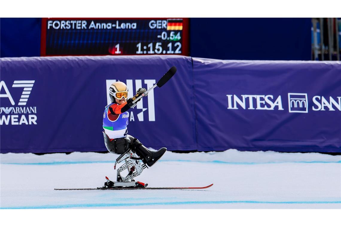 Anna-Lena Forster jubelt im Zielraum.