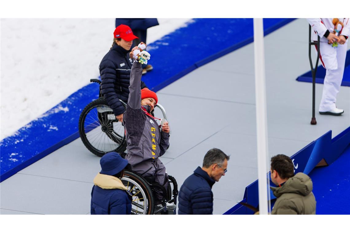 Anna-Lena Forster jubelt über ihre Silbermedaille.