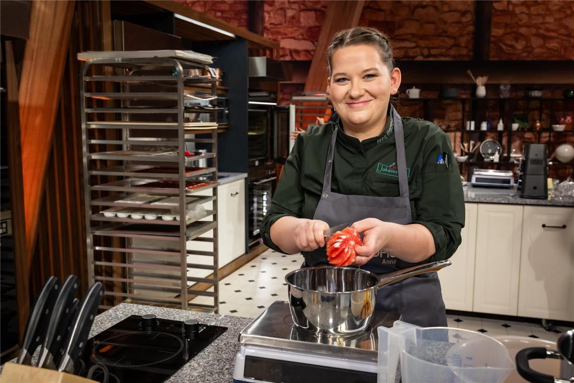 Anna schneidet in Folge 1 am besten ab.