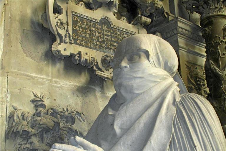 Anna von Hohenlohe stellte den Kontakt zwischen Kurfürstin Anna von Sachsen und der Frau des Henkers in Schwäbisch Hall her. Das war in der Zeit der Hexenverfolgung überaus gefährlich. Die Aufnahme zeigt ihr Grabmal in der Kirche von Öhringen. Foto: Karin de la Roi-Frey