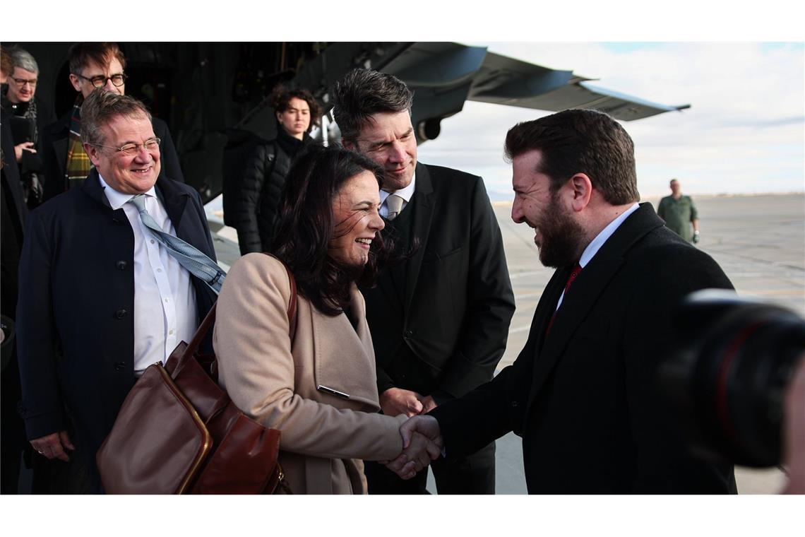 Außenministerin besucht Syrien zum zweiten Mal seit Assad-Sturz Annalena Baerbock, Bundesaußenministerin, steigt aus einem Flugzeug der Luftwaffe und wird von Yasser al-Junin, Assistent des Außenministers für Europäische Abgelegenheiten in Damaskus begrüßt.