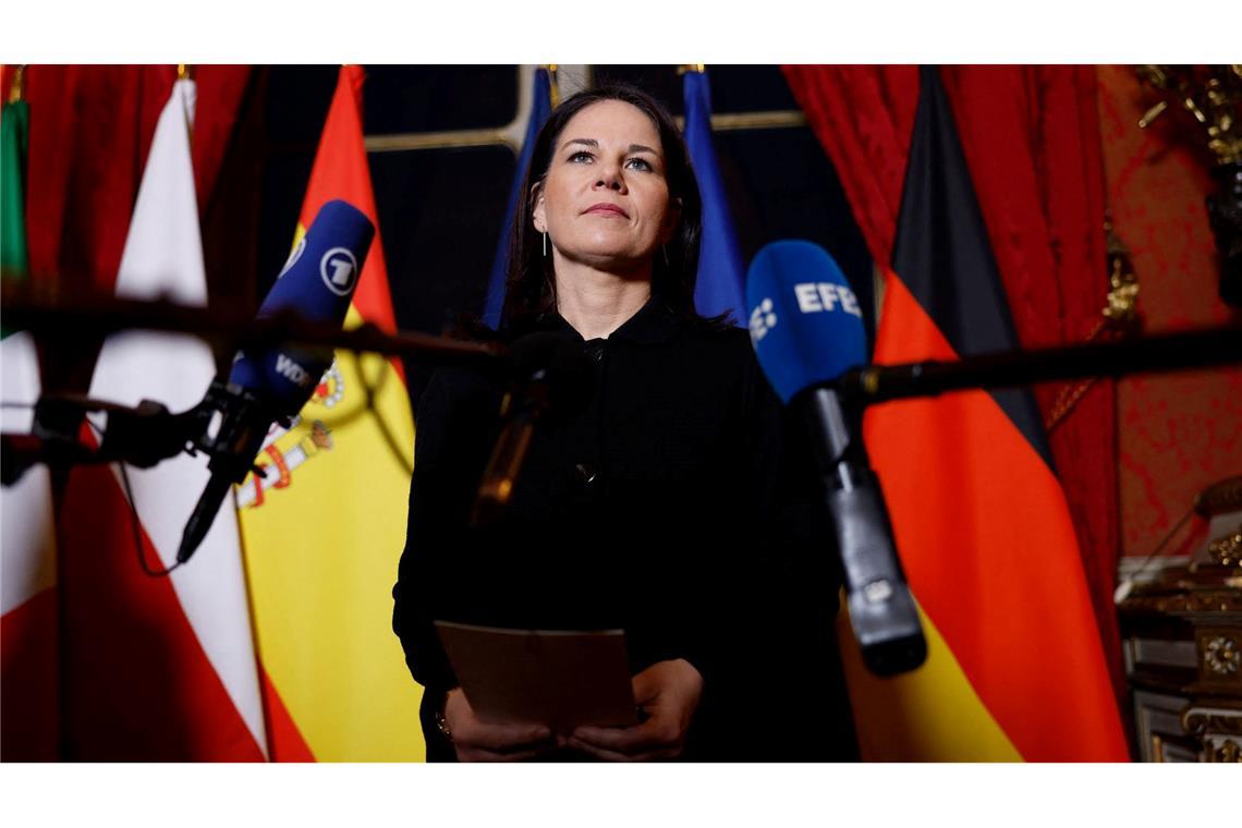 Bilder des Tages Annalena Baerbock spricht zur Presse, als sie vor den erweiterten Weimarer Gesprächen über die europäische Verteidigung und die Ukraine im Ministerium für Europa und Auswärtige Angelegenheiten in Paris eintrifft.