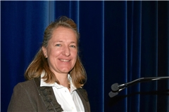 Anne Ruth Weber nimmt in ihrem Vortrag Bezug auf die Bibel. Foto: Elisabeth Klaper