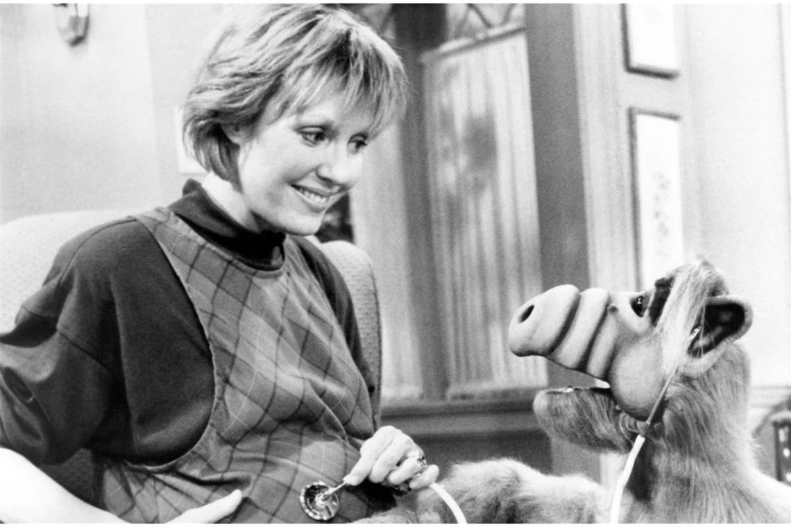 Anne Schedeen, vielen als Kate Tanner aus „Alf“ bekannt, ist im Alter von 77 Jahren gestorben. Wie ihre Familie Abschied nimmt und warum ihr Name für Fans der Kultserie unvergessen bleibt.