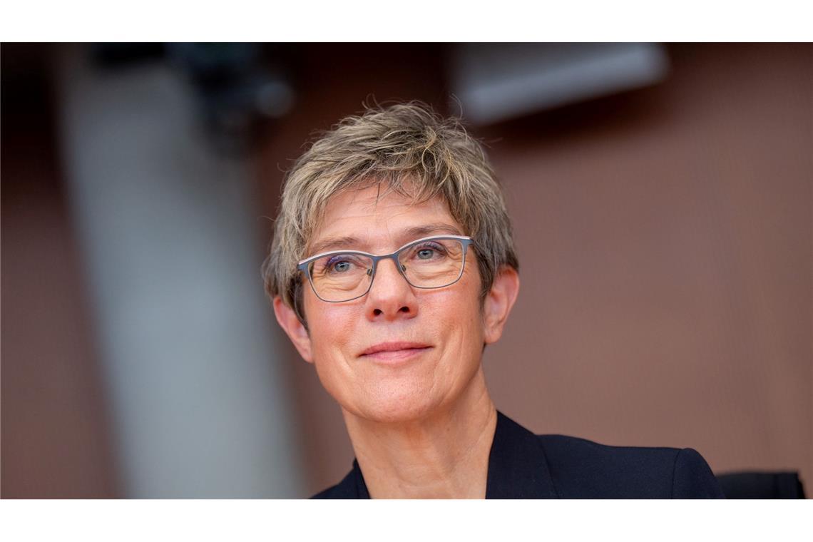 Afghanistan: Scholz lobt Maas für Rücktrittsangebot Annegret Kramp-Karrenbauer (CDU) hat sich im Dezember 2021 aus der aktiven Politik zurückgezogen.