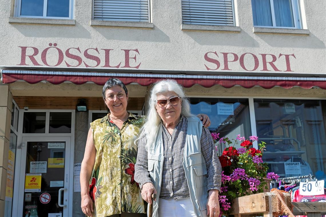 Annelies Rössle (rechts) und ihre Tochter Barbara Noller vor dem Geschäft in der Fußgängerzone. In den letzten Jahren kamen zur starken Konkurrenz durch den Online-Handel auch weitere Rahmenbedingungen, die ihre Lage erschwert haben, und nun haben sie sich entschlossen, den Laden zu schließen. Später, wenn die Waren ausgeräumt und die zugehörige Werkstatt aufgelöst ist, soll er wieder vermietet werden. Foto: J. Fiedler