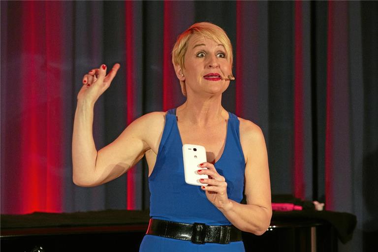 Annette Kruhl nimmt sich das Smartphone zur Brust, das längst die sozialen Beziehungen dominiert, wenn nicht ersetzt hat. Foto: J. Fiedler