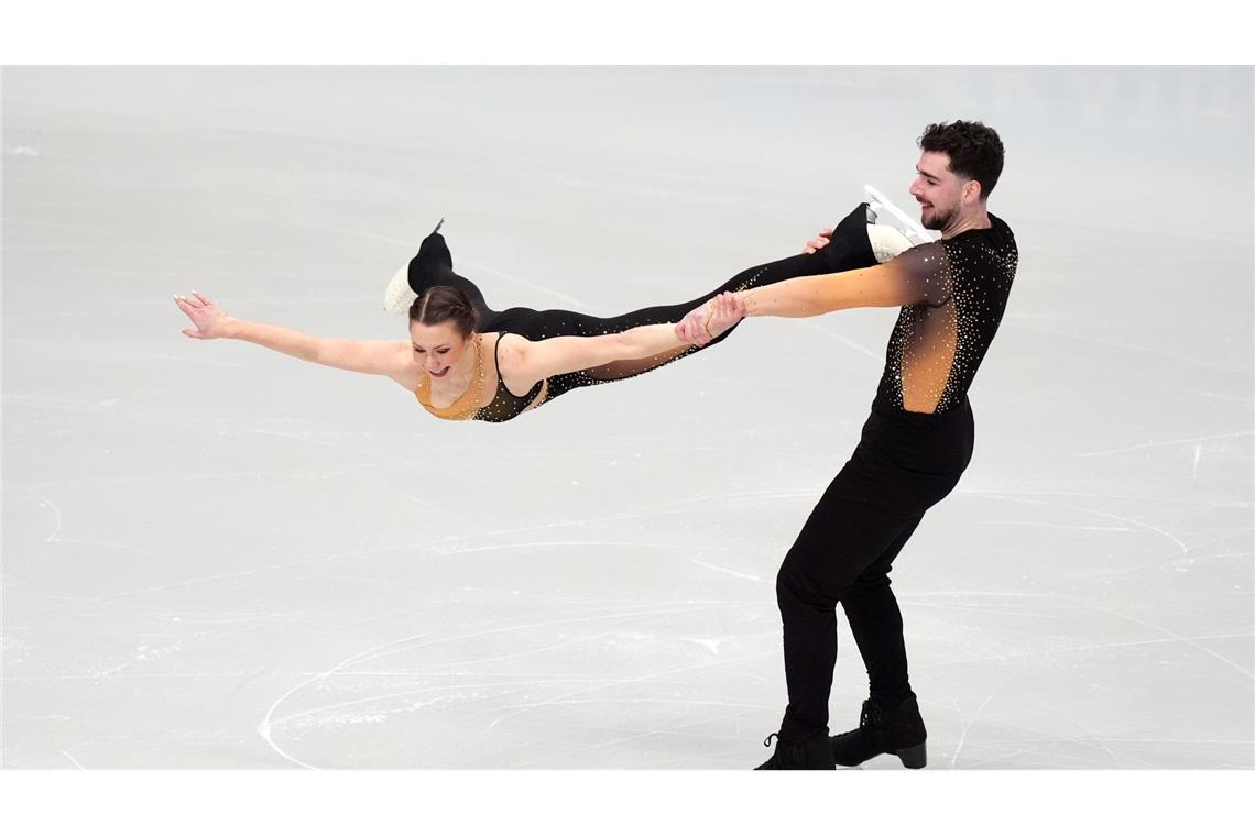 Annika Hocke (r) und Robert Kunkel sind bei der EM nach dem Kurzprogramm Vierter.