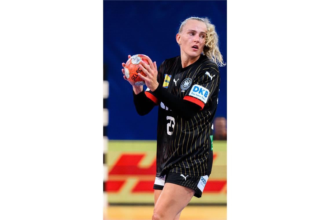 Annika Lott läuft in der Liga für den französischen Erstligisten Brest Bretagne Handball auf. Ihr Debüt im Nationaltrikot feierte die Rückraumspielerin 2020 gegen die Niederlande. Länderspiele: 46, Alter: 25 Jahre