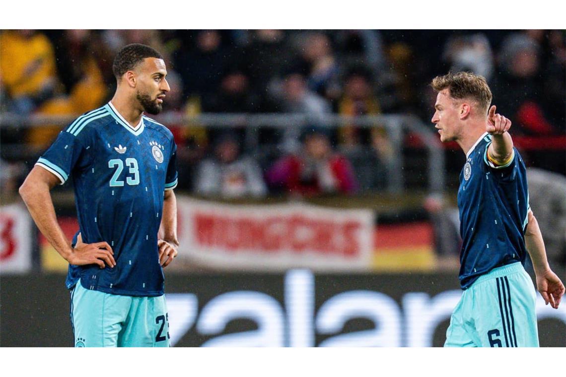 Ansage des Kapitäns: Joshua Kimmich (rechts) erklärt dem Stuttgarter Josha Vagnoman, wie es in der Nationalmannschaft zu laufen hat.