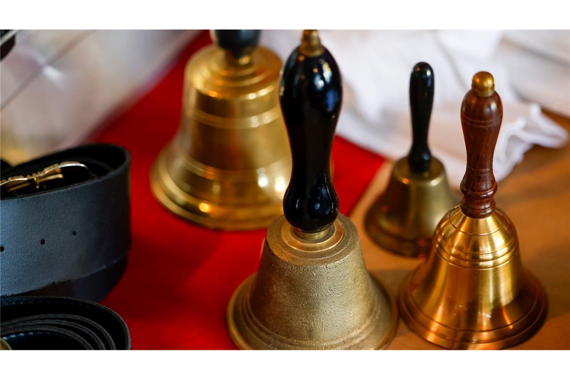 Anschauungsmaterial Glocken: Ein Auftritt als Weihnachtsmann will gut vorbereitet sein.