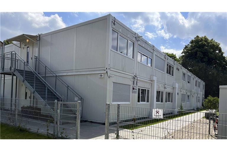 Anscheinend ist ein Mann unbemerkt in einen Wohncontainer gestiegen und darin durchs halbe Land transportiert worden, ehe er Tage später einen Notruf absetzte (Symbolfoto).