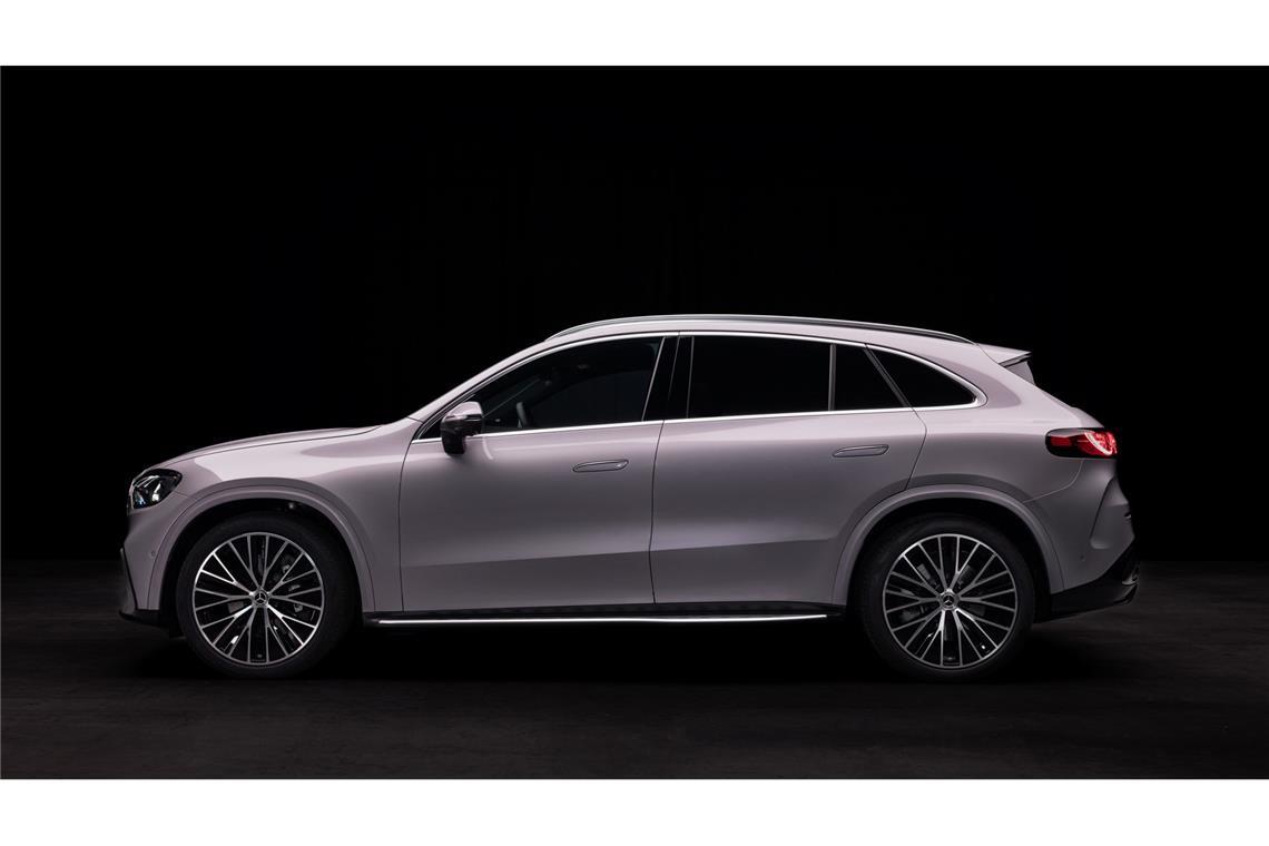 Den neuen Elektro-Mercedes gibt’s auf Wunsch auch vegan Ansicht von der Seite: Sie zeigt den langen Radstand, der das Platzangebot im Inneren vergrößert.