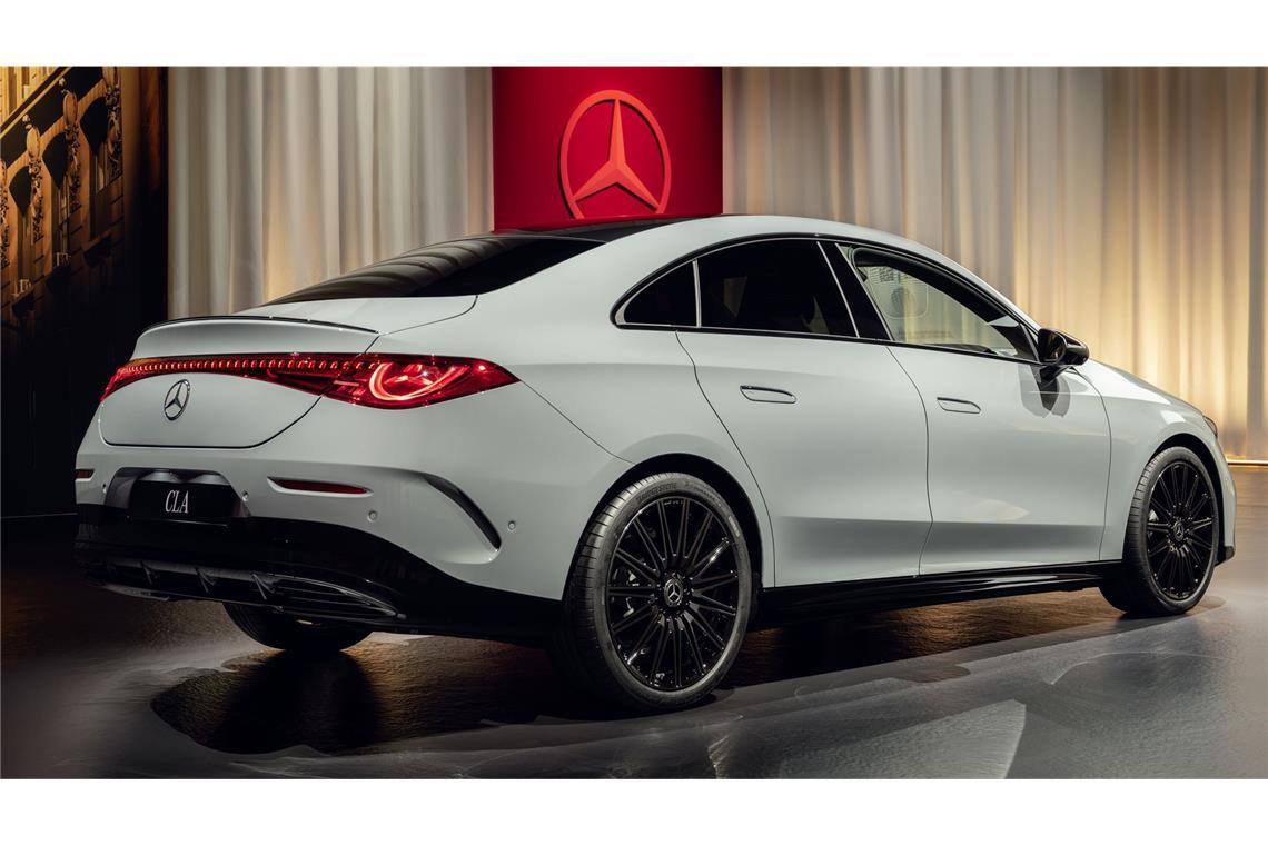 So sieht der Mercedes CLA mit Verbrennungsmotor aus Ansonsten gleicht der CLA Hybrid dem CLA Elektro fast völlig. Die hier gezeigte Lackierung nennt sich Aquamint und ist für den CLA entwickelt worden.