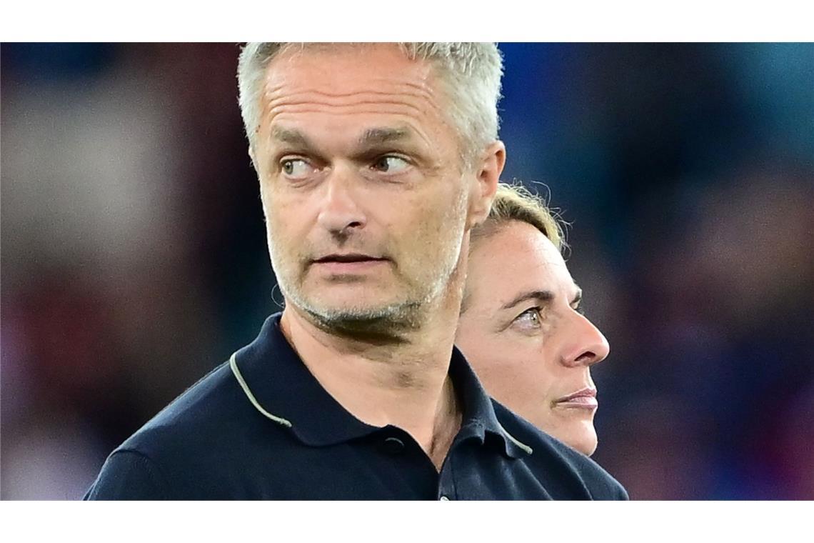 Frankreich-Spiel als "Gradmesser" für Fußballerinnen und DFB Anspannung vor dem Viertelfinale: Bundestrainer Christian Wück und Sportdirektorin Nia Künzer.
