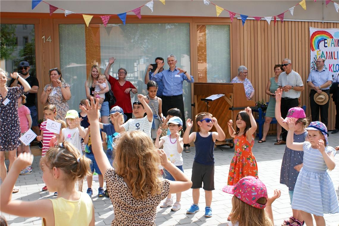 Ansteckende Tanzeinlage: Die Mädchen und Jungen vom Kindergarten Klosterhof zeigen beim Fest eine kleine Performance, der sich auch die Erwachsenen anschließen können. Fotos: Evangelische Kirchengemeinde Murrhardt