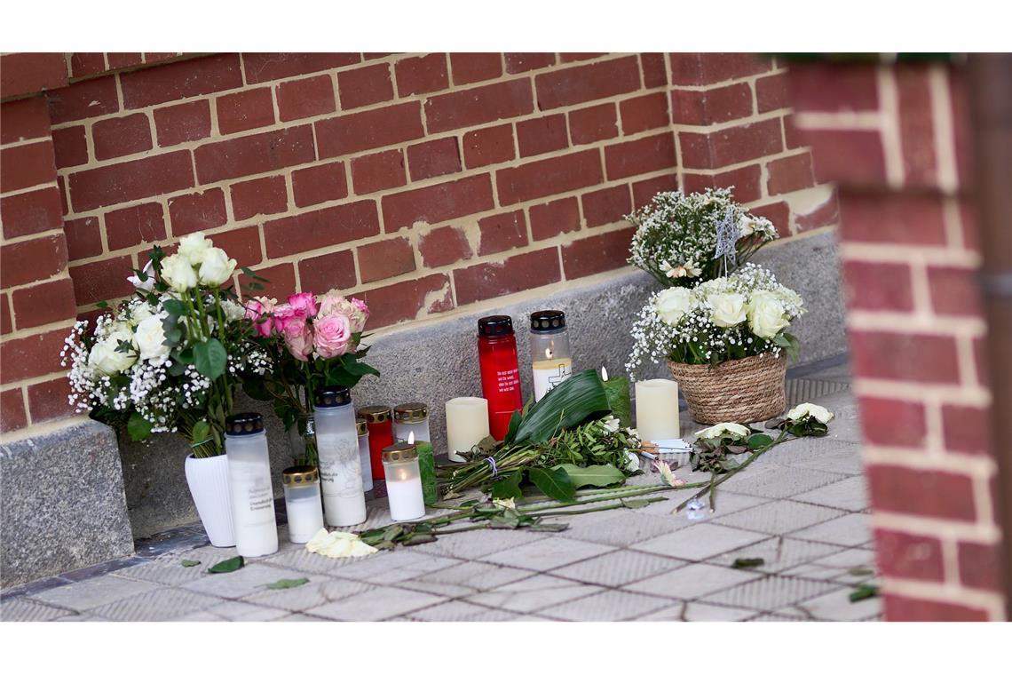 Schock in Kleinstadt: Mann gesteht zwei Gewalttaten Anteilnahme nach zwei Gewaltverbrechen in Beelitz-Heilstätten südwestlich von Berlin. Die Staatsanwaltschaft ermittelt wegen Mordes und versuchten Mordes.