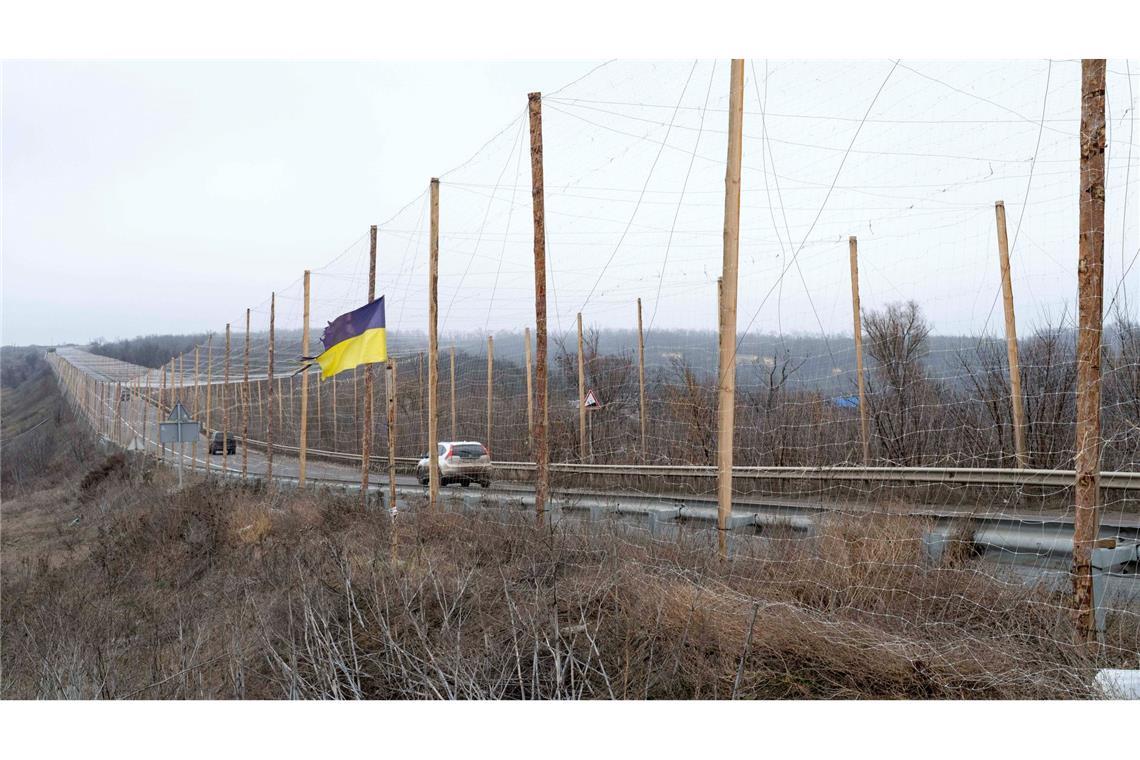 Anti-Drohnen-Netze werden für die Sicherung des ukrainischen Nachschubs selbst Dutzende Kilometer von der Front entfernt immer wichtiger. (Archivbild)