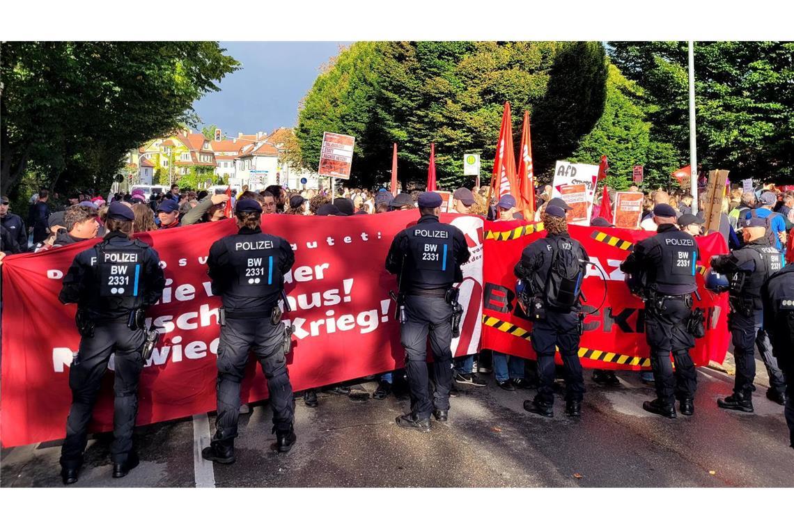 Liveticker: Streitgespräch beendet – außer einigen Rangeleien blieb es friedlich Antifa und Polizei stehen neben der Halle Auge in Auge.