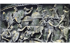 Antikes Relief mit der Darstellung eines  Überfalls römischer Soldaten auf ein Dorf der Germanen.