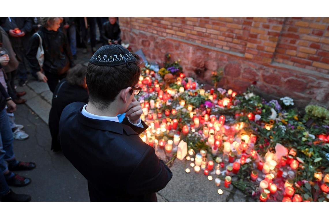 Studie: Judenhass eng mit Rechtsextremismus verknüpft Antisemitismus von Rechts ist nach Einschätzung des Bundesverbands Rias besonders gewalttätig - wie der Anschlag auf die Synagoge in Halle 2019. (Archivbild)