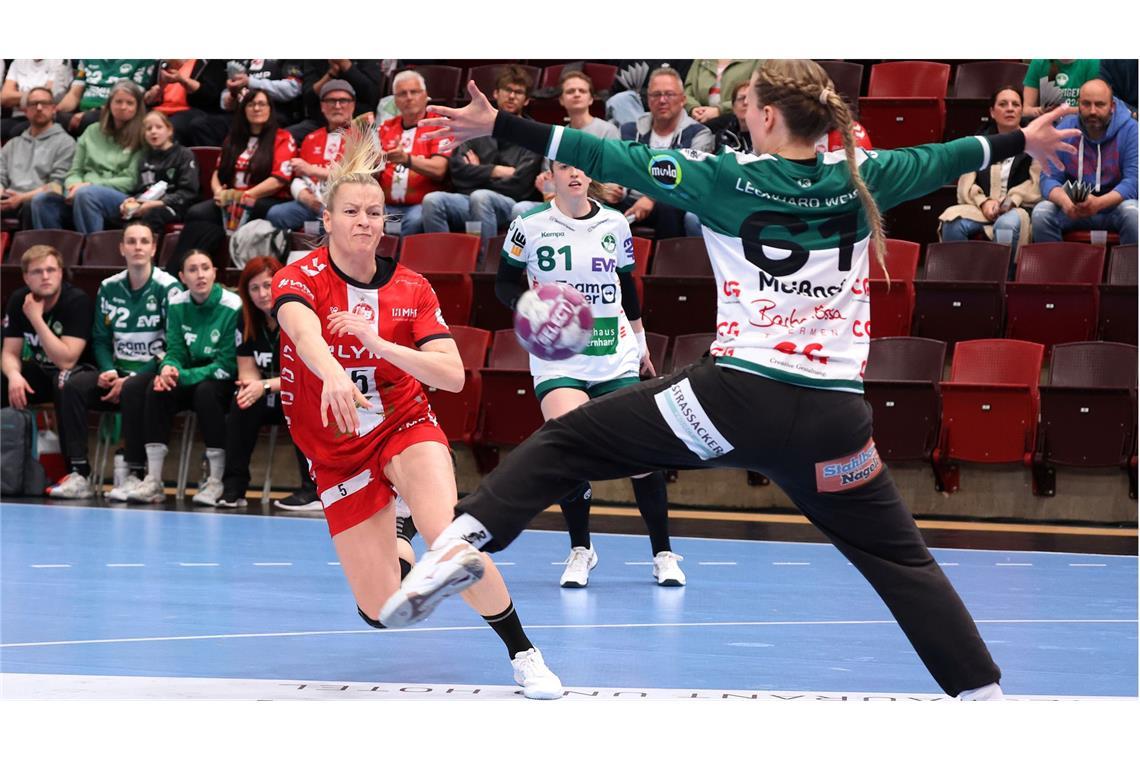 Meister startet mit Kanter-Derbysieg in die Play-Offs Antje Döll überwindet Celina Meißner.