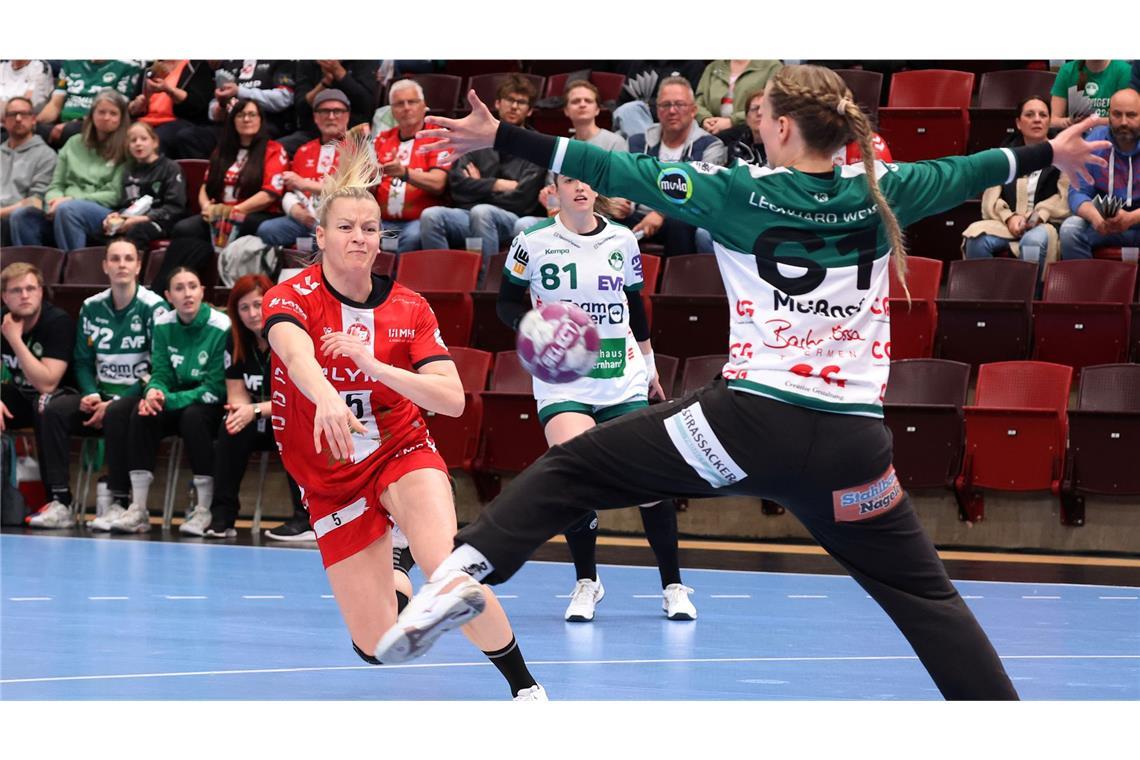 Meister startet mit Kanter-Derbysieg in die Play-Offs Antje Döll wirft eines ihrer acht Tore gegen Frisch Auf.