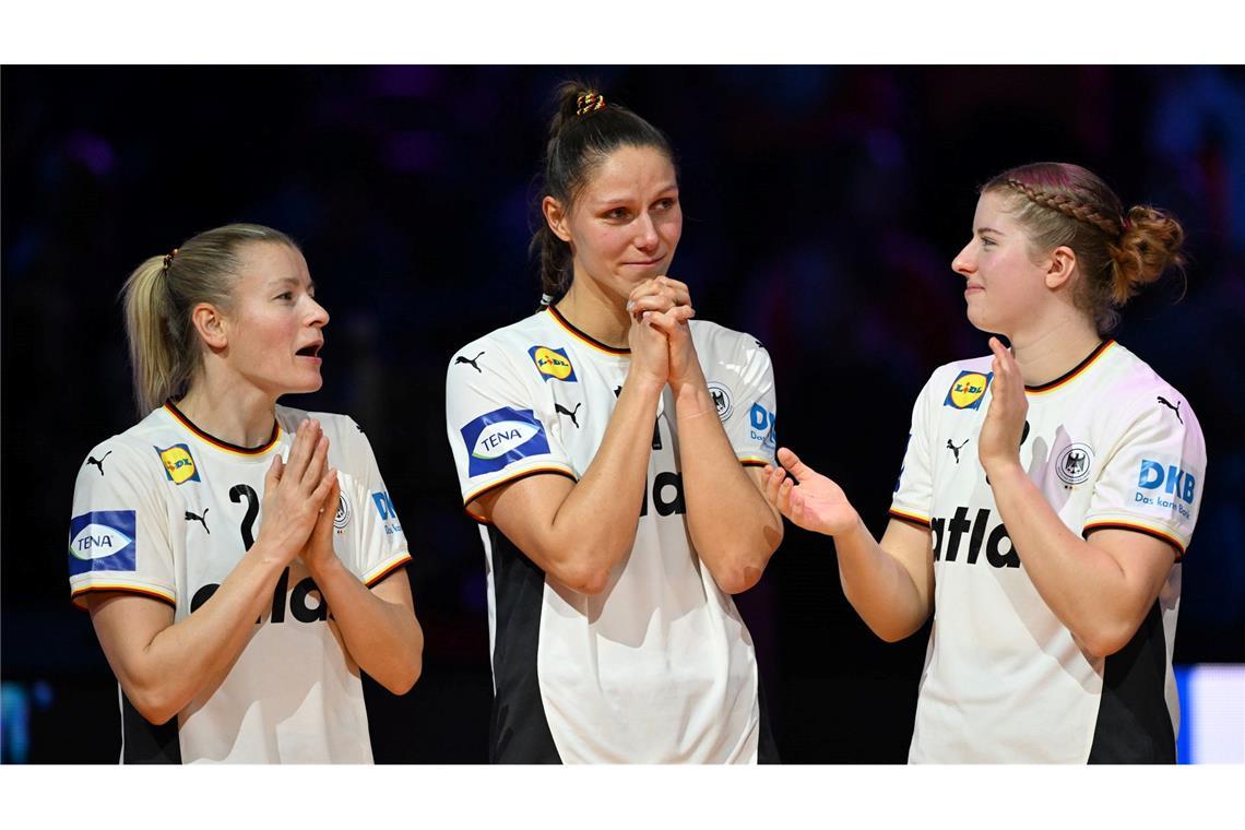 Antje Döll, Xenia Smits und Nina Engel (l-r) freuen sich über WM-Silber.