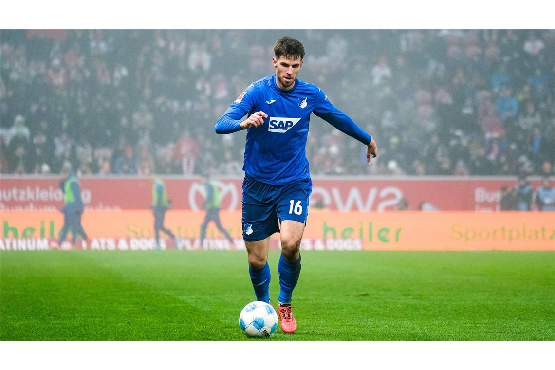 Anton Stach, TSG Hoffenheim: Die Allzweckwaffe im Mittelfeld spielte bei der U-21-EM vier Partien, davon waren aber drei Kurzeinsätze von der Bank. Stachs Spiel zeichnet sich durch seine großen Qualitäten gegen den Ball aus, weshalb er in dieser Saison häufig die Rolle des Innenverteidigers einnahm. Damals noch bei der SpVgg Greuther Fürth unter Vertrag, führte sein Weg über den 1. FSV Mainz 05 nach Sinsheim. Momentan ist die Zukunft des zweifachen A-Nationalspielers noch offen. Manchester United soll interessiert sein.