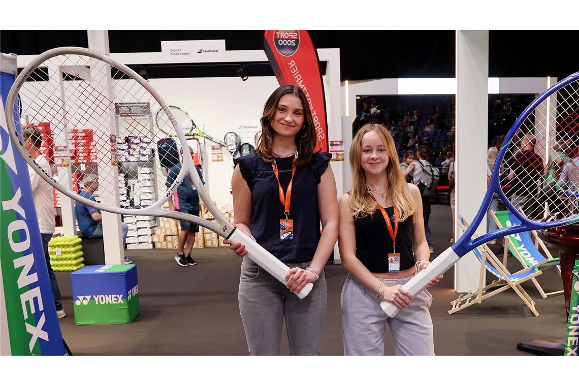 Niemeier und Seidel als letzte Deutsche raus Antonia Lang (li.) und Anne Niedan sind die Einzigen in unserer Galerie, die sich bei ihrer Tätigkeit die Schuhe sandig machen. Die beiden 17-Jährigen sind bereits im dritten beziehungsweise vierten Jahr als Ballkind tätig. Dabei dreht sich ihr Aufgabenbereich nicht nur um das Aufsammeln und Anbieten der Bälle, sondern auch darum, den Spielerinnen nach jedem Seitenwechsel ein Handtuch zu reichen. „Es macht großen Spaß. Das ist immer die beste Woche im Jahr.“ Die beiden spielen selbst seit ihrer frühen Kindheit Tennis und genießen die direkte Nähe zum Spielgeschehen und zu den Stars. Ihre persönlichen Favoriten heißen Jasmine Paolini, Sara Errani und die Deutsche Eva Lys.