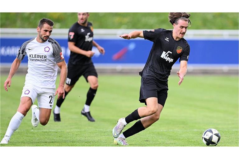 Antonio Babic (re.) jagt künftig beim 1. Göppinger SV dem Ball nach.    
Foto: Imago/Eibner