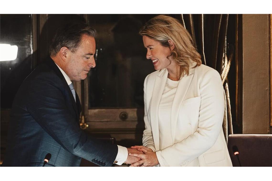 Das neue konservative Gesicht Antwerpens Antwerpens neue Bürgermeisterin Els Van Doesburg ist viel in den sozialen Medien unterwegs. Hier ein Post von der Amtsübergabe ihres Vorgängers Bart de Wever an die junge Politikerin.
