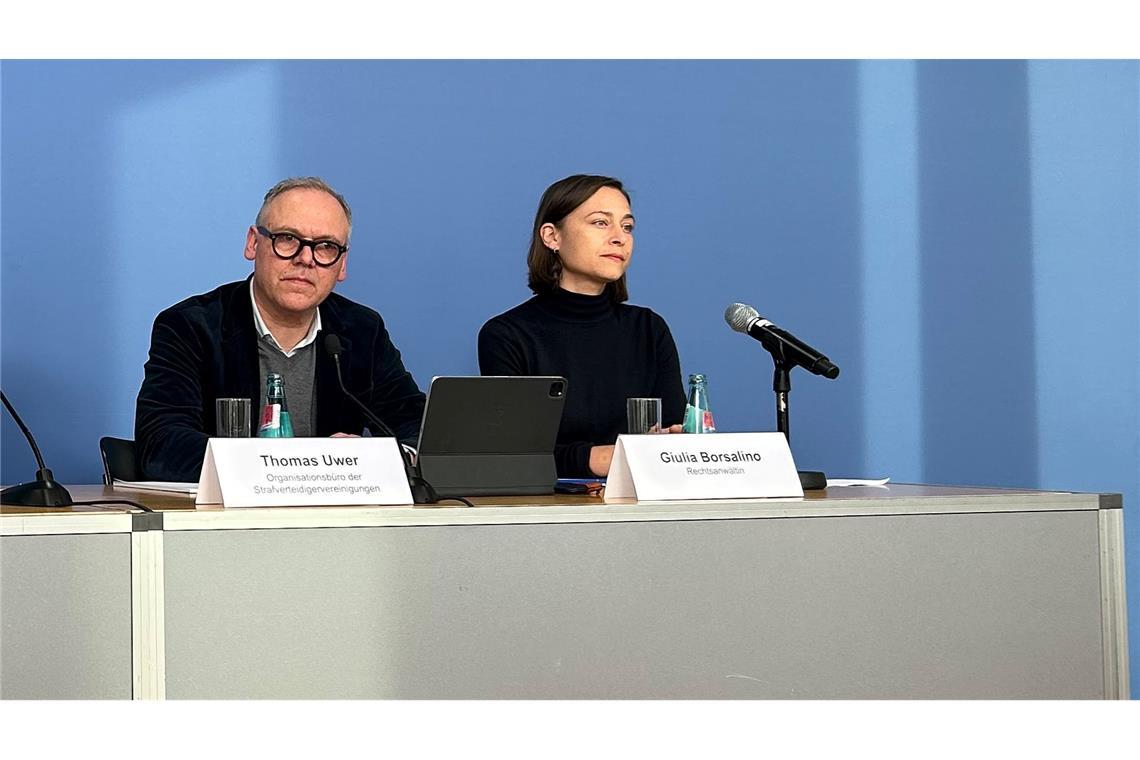 Überfall auf Neonazis in Ungarn - Verdächtige stellen sich Anwältin Guilia Borsalino (r.) bei der Pressekonferenz.