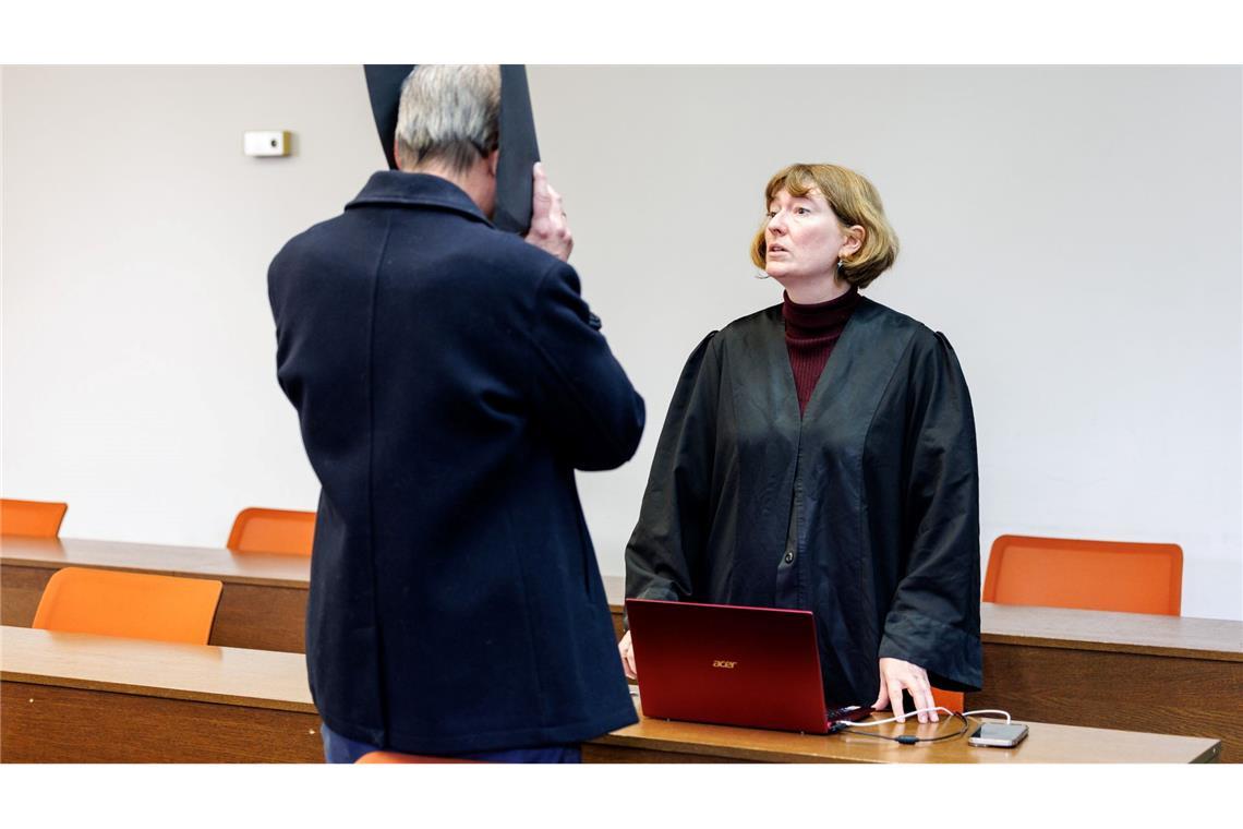 Arzt wegen Vergewaltigung von Patientinnen verurteilt - Haft Anwältin Julia Weinmann gab zu Prozessbeginn eine Erklärung für ihren Mandanten ab.