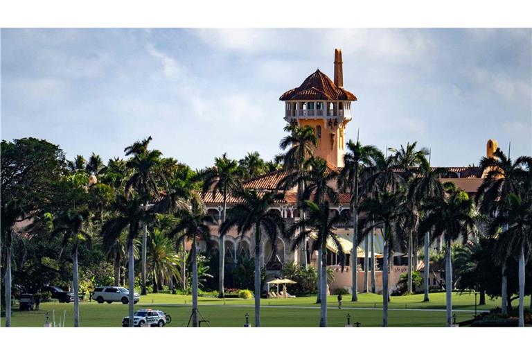 Anwesen von Donald Trump in Florida: Offenbar ist ein bewaffneter Angreifer auf dem Gelände getötet worden .