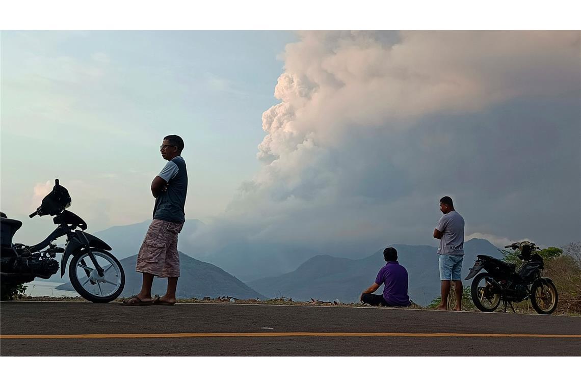 Bilder des Tages Anwohner beobachten, wie der Vulkan Lewotobi Laki Laki während eines Ausbruchs in Ost Flores, Indonesien, vulkanisches Material ausspuckt.