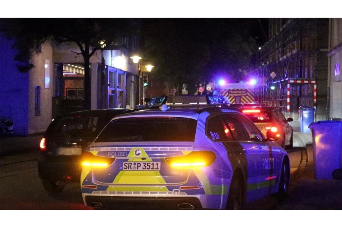 Zwei Haftbefehle nach Polizeigroßeinsatz Anwohner hören Schussgeräusche - und finden einen verletzten Mann. Die Polizei nimmt nach stundenlanger Fahndung zwei Tatverdächtige fest.