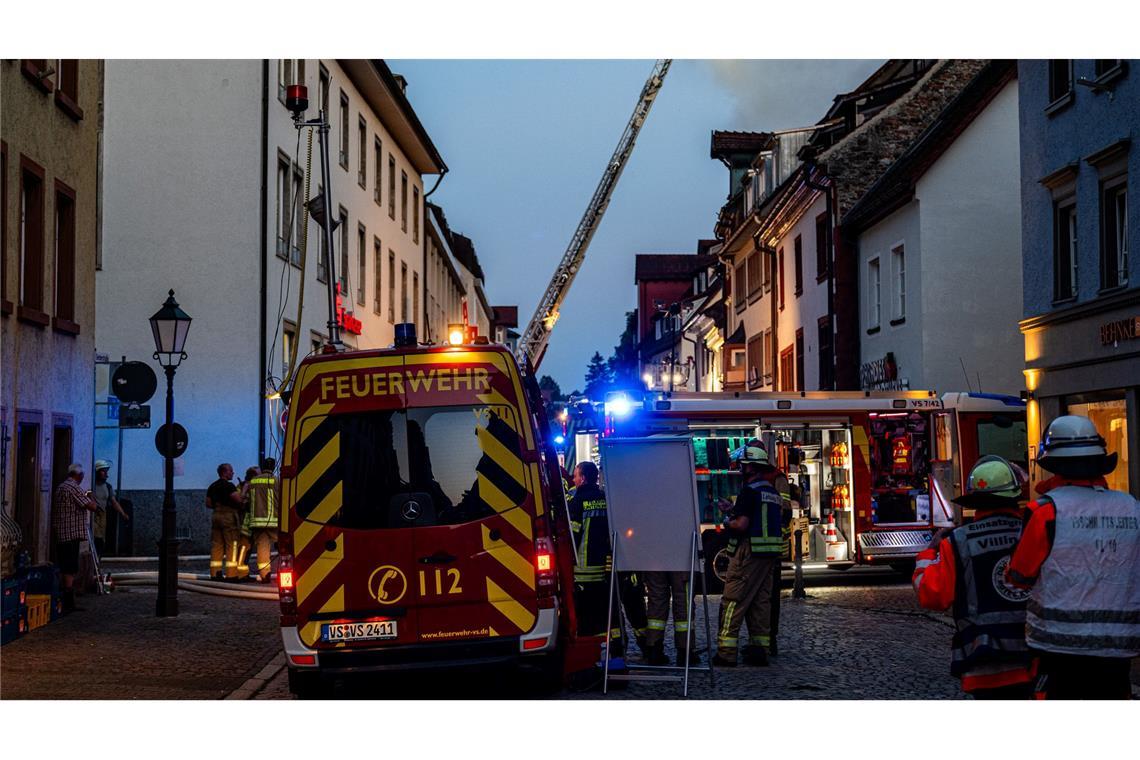 Großbrand in Villingen-Schwenningen - Gebäude eingestürzt Anwohner sollten Fenster und Türen geschlossen halten.