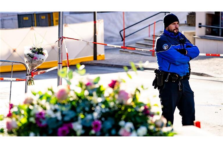 Anwohner und Touristen stehen nach dem verheerenden Feuer unter Schock.