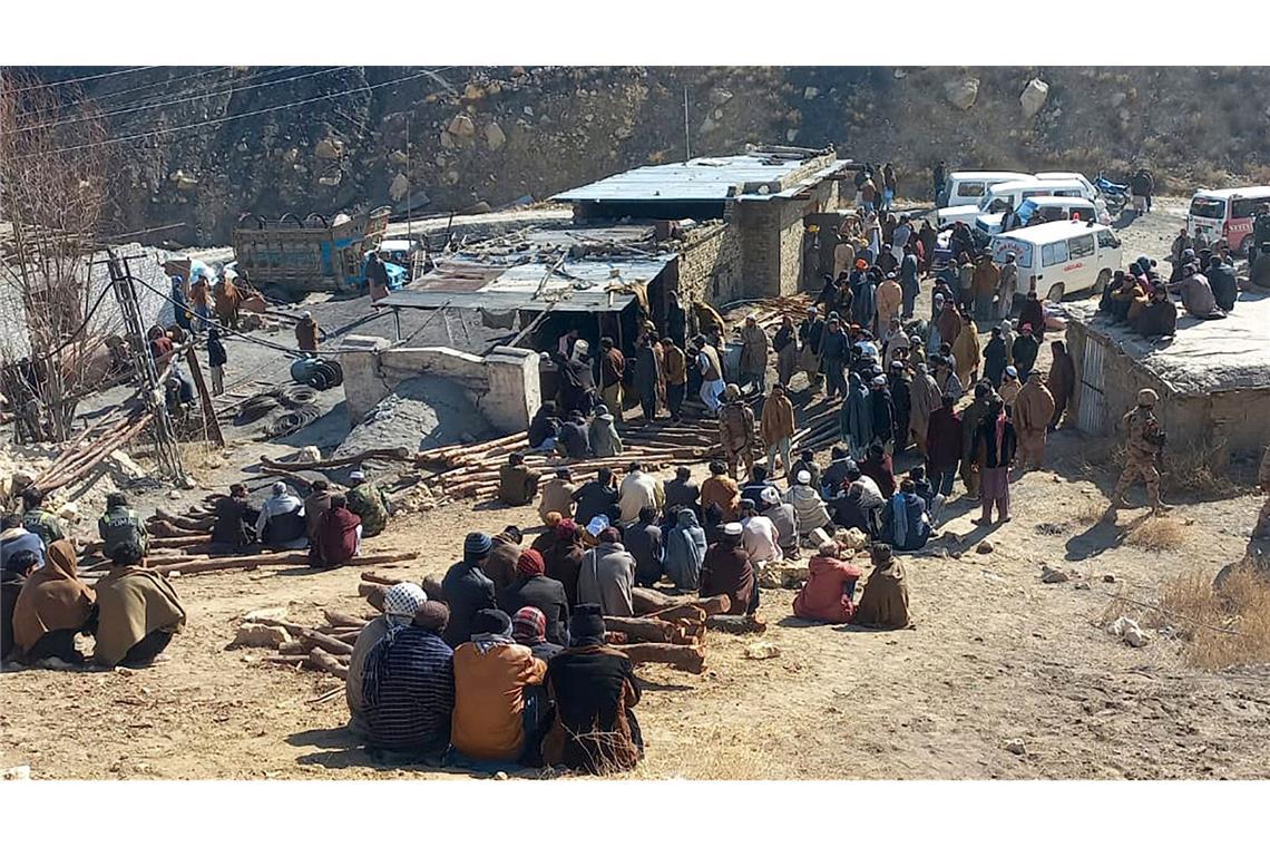 12 Tote nach Grubenunglück in Pakistan Anwohner versammeln sich und bangen nach dem Grubenunglück in Pakistan.