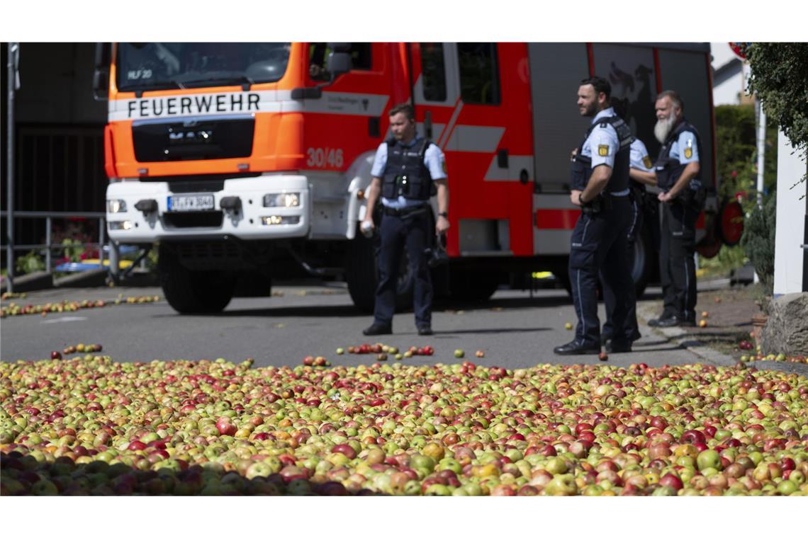 Apfel-Teppich überzieht die Straße Apfelteppich auf der Straße: Der Schaden bei dem Unfall in Reutlingen berträgt ungefähr 120.000 Euro.