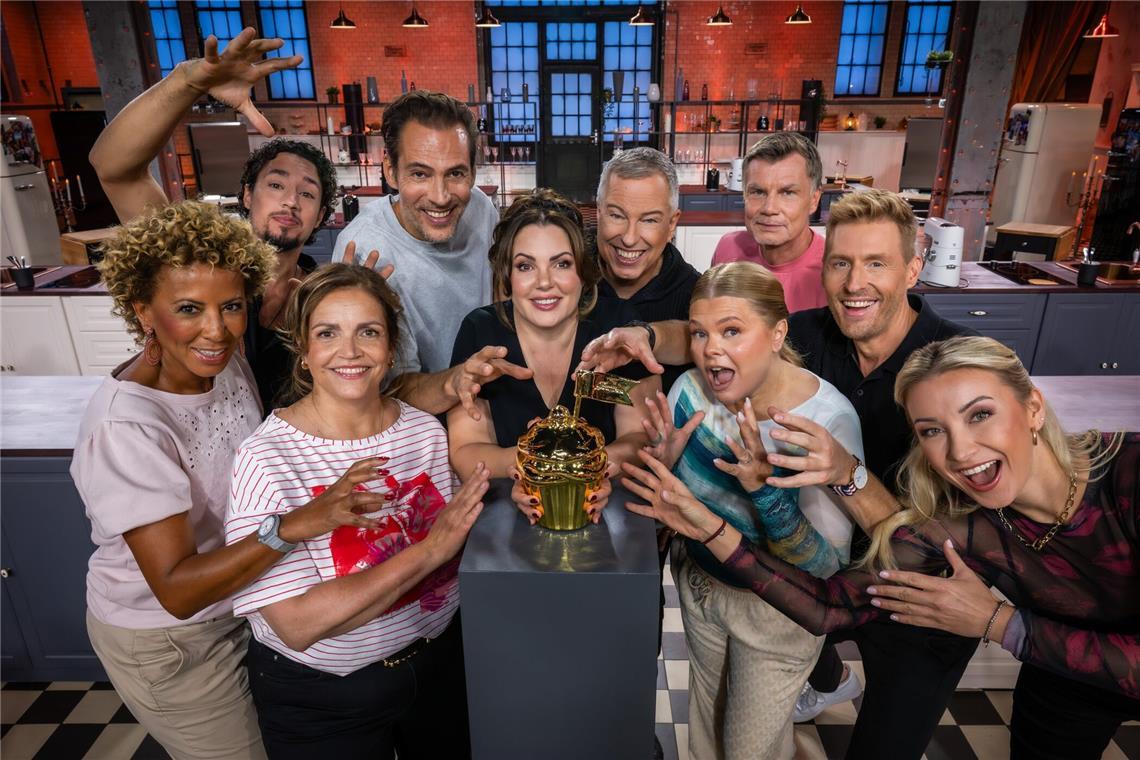 Arabella Kiesbauer, René Casselly, Rebecca Immanuel, Alexander Mazza, Paula Lambert, Thomas Hermanns, Anne-Sophie Briest, Thomas Helmer, Maximilian Arland und Anna-Carina Woitschack (v.l.) sind beim Promibacken 2026 dabei.