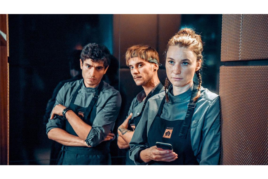 Wie war „Messer“, der neue „Tatort“ aus Wien? Arbeiten in der Küche: Mohammed (Tamim Fattal), Bernd (Aleksander Srtschin) und Lisa (Lisa Schützenberger).
