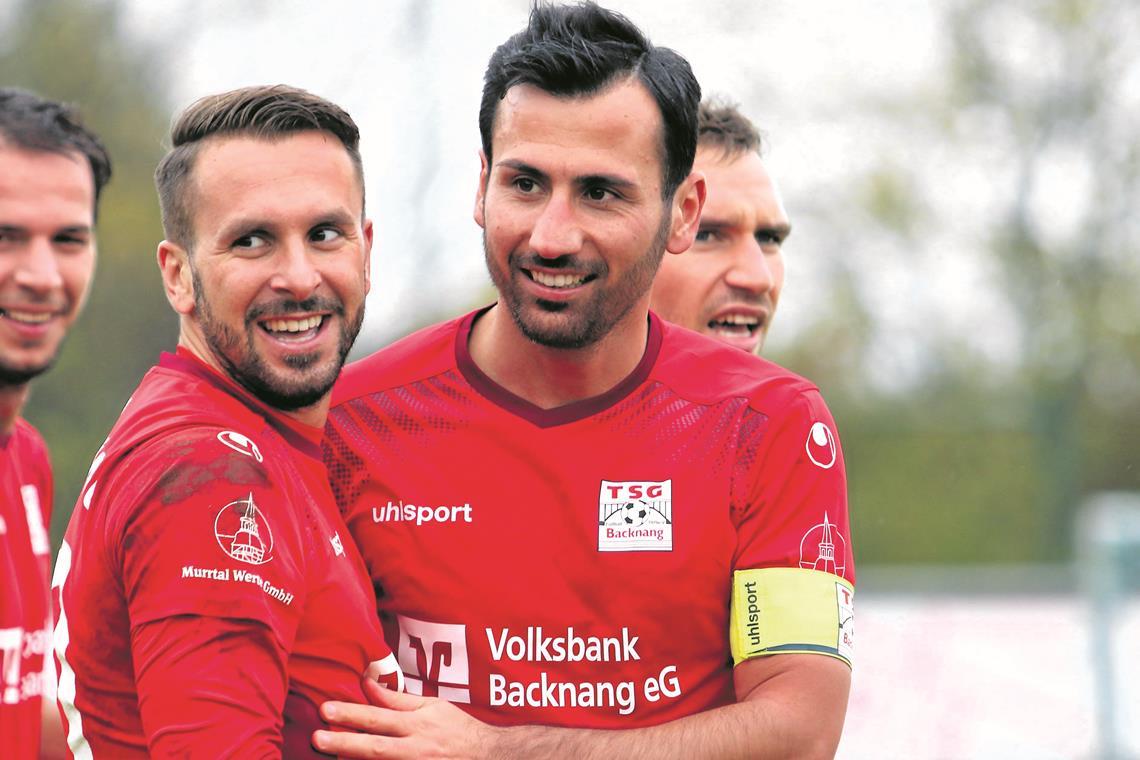 TSG Backnang: Legende Mario Marinic wird zum neuen Hoffnungsträger Arbeiten wie einst auf dem Platz nun als Trainer und Sportlicher Leiter wieder Seit’ an Seit‘ für die TSG: Rückkehrer Mario Marinic (links) und Oguzhan Biyik. Archivfoto: Alexander Hornauer