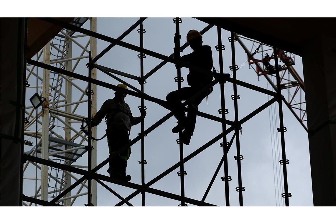 Arbeiter auf der Baustelle: Die Branche dürfte 2026 nach Jahren der Krise wieder wachsen (Archivbild)